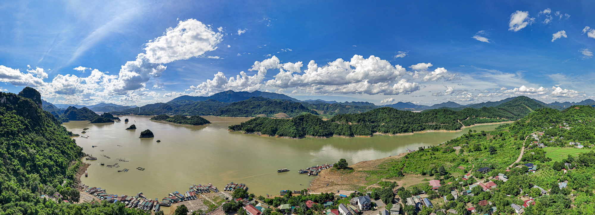 Toàn cảnh hồ nước nhân tạo lớn nhất Việt Nam dài 230 km, có nhà máy thủy điện lớn nhất Đông Nam Á thế kỷ 20- Ảnh 1.