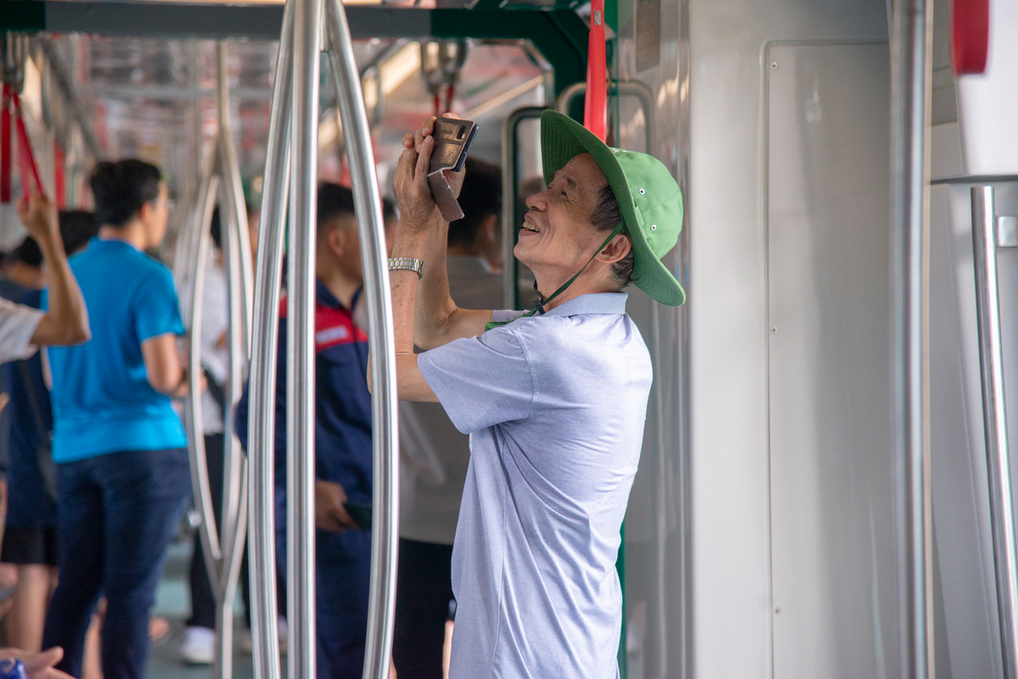 Người dân háo hức trải nghiệm tàu điện Nhổn - ga Hà Nội- Ảnh 4. Người dân háo hức trải nghiệm tàu điện Nhổn - ga Hà Nội- Ảnh 4.