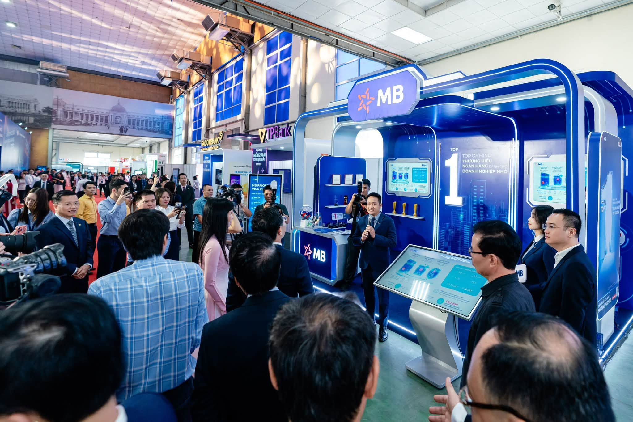 Không gian sự kiện và chuyển đổi số MB