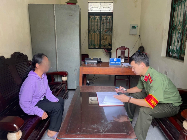 Đang định đến ngân hàng chuyển tiền theo yêu cầu của cuộc gọi lạ, người phụ nữ bất ngờ quay xe tới đồn công an báo án- Ảnh 1. Đang định đến ngân hàng chuyển tiền theo yêu cầu của cuộc gọi lạ, người phụ nữ bất ngờ quay xe tới đồn công an báo án- Ảnh 1.